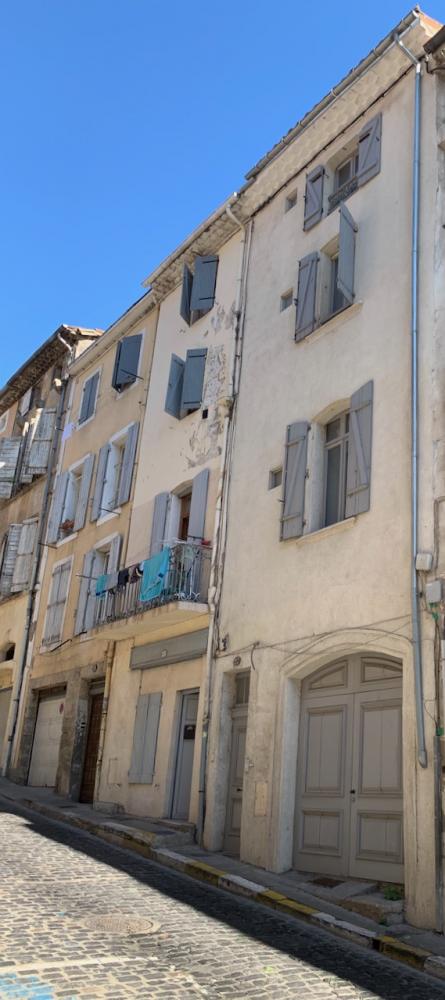 Béziers, proche Pont-Vieux : maison de ville de 4 pièces + garage + caves